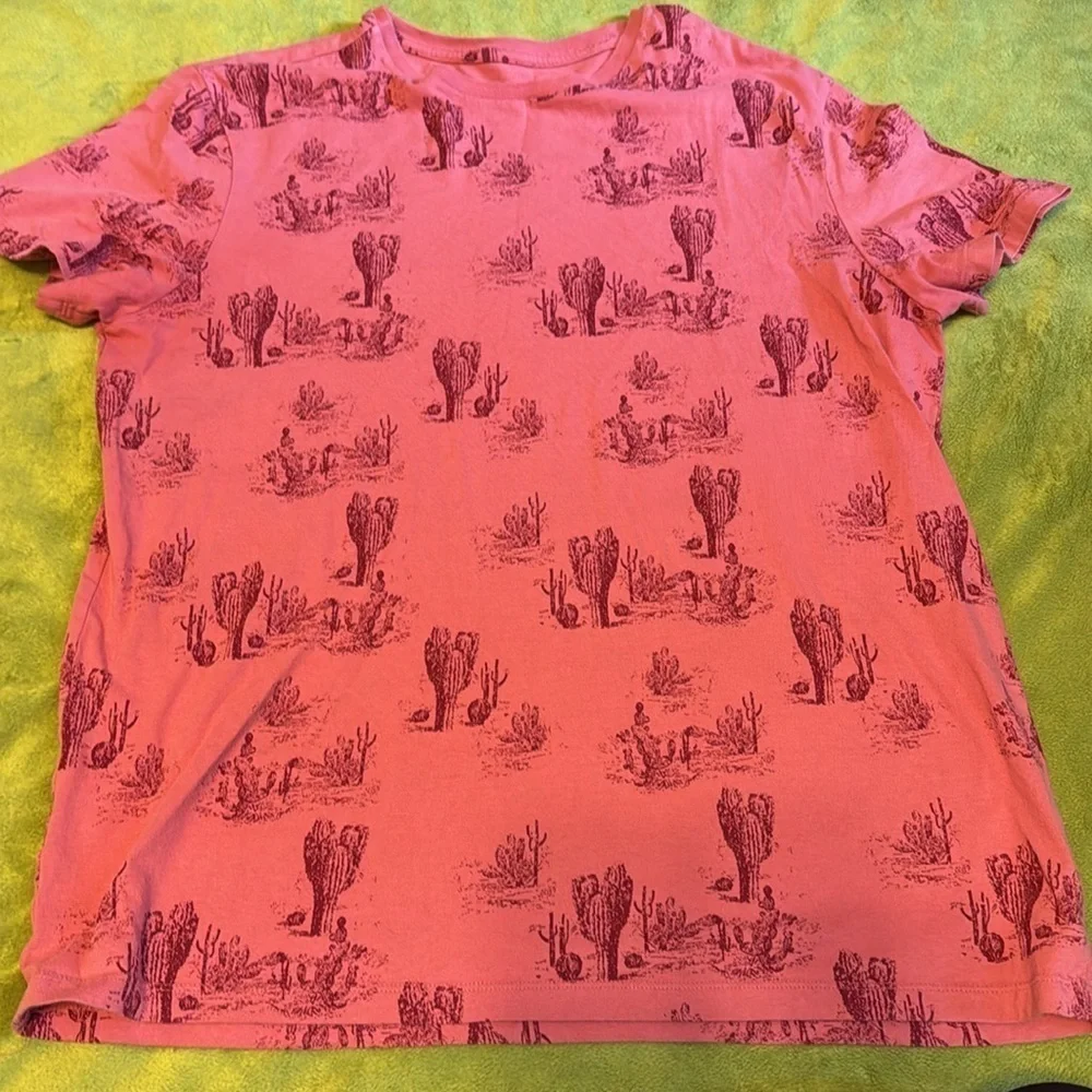 Men’s Goodfellow Cactus T-shirt Sz Large EUC Two different shades of Red